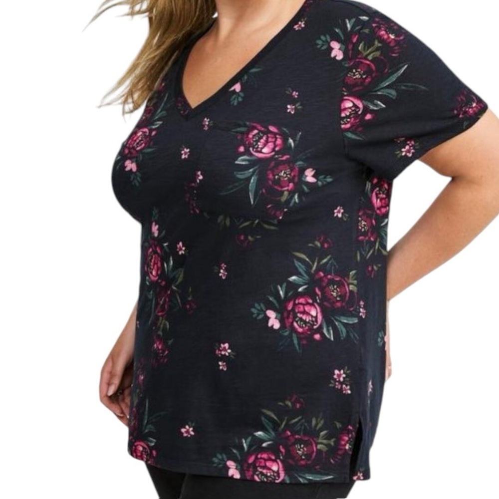 TORRID Dark Floral Relaxed Heritage Slub V-Neck Pocket‎ Tee NWT Size 1X